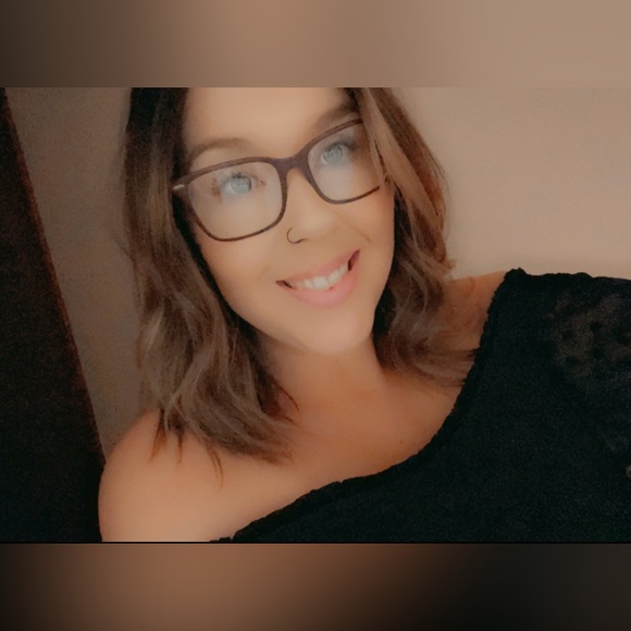 Meet your Posher, Kelcy! 💕 - Picture 2 of 8